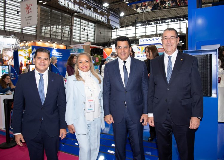 Desde la derecha, Jose Manuel Martín, vicepresidente del Área de Negocios Turísticos del Banco Popular; David Collado, ministro de Turismo; Rosa Hernández, Embajadora dominicana en Francia, y David Libre, presidente de Asonahores. - Fuente externa.