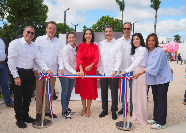 BPD04140 Desde la izquierda, los señores José Hernández Caamaño, Ito Bisonó, Carolina Mejía, Raquel Arbaje, Christopher Paniagua, José Mármol, Mariel Bera y Yolanda de la Rosa. - Fuente externa.