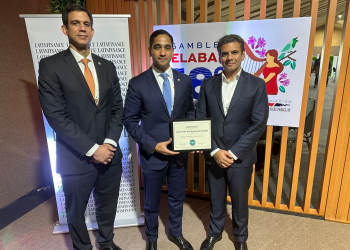 Desde la izquierda, los señores Luis Javier Jiménez, gerente de la División de Banca Institucional; Edward Baldera, vicepresidente del Área de Tesorería, Mercado de Capitales y Banca Institucional, y Taimur Ahmad, CEO de LatinFinance.