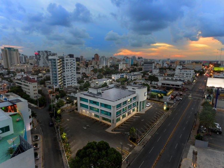 Sucursal del Banco Popular Dominicano de la Lope de Vega, con paneles solares. | Cortesía