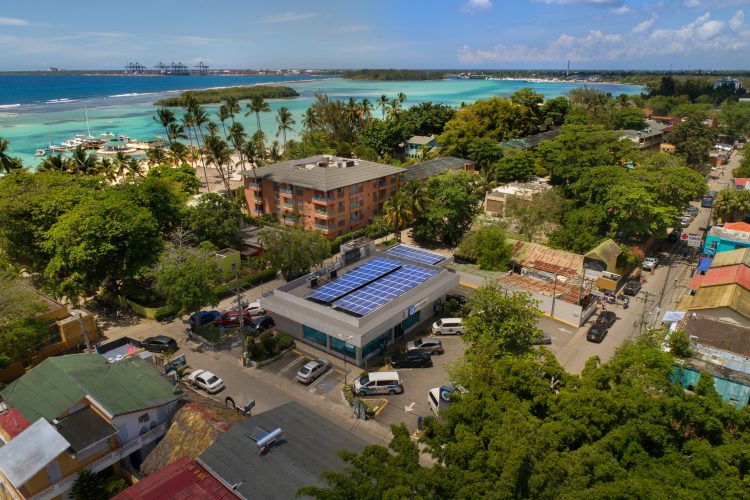 Sucursal del Banco Popular Dominicano en Boca Chica, con paneles solares  | Cortesía