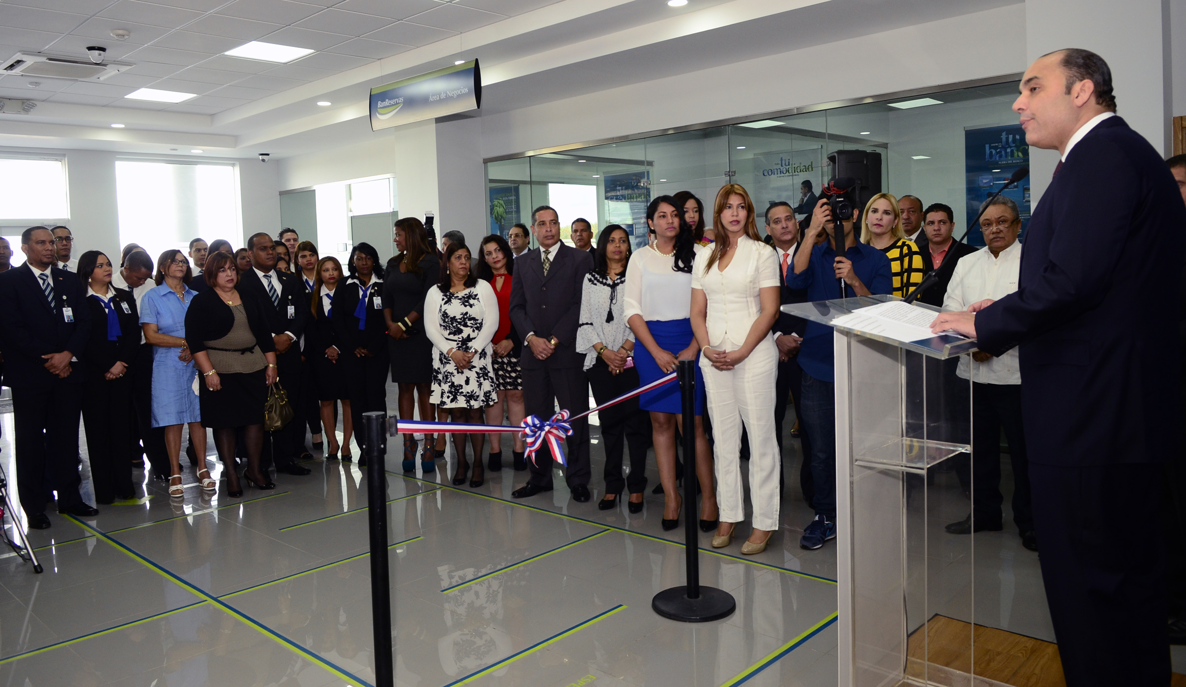 Enrique Ramírez Paniagua se dirige a los presentes durante la inauguración de la sucursal del BanReservas en el Merca Santo Domingo.