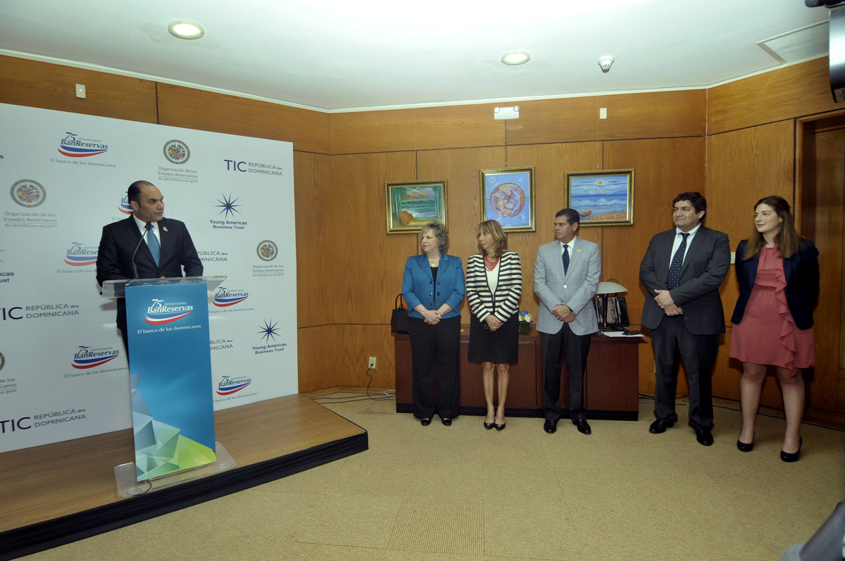 El administrador del Banco de Reservas y los representantes del concurso para jóvenes innovadores.