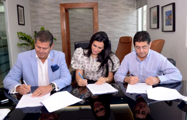 William Read, subadministrador de Negocios de Banreservas; Deyanira Pappaterra, directora de Negocios Turísticos Corporativos de la institución; y Jorge Féliz, director corporativo de la cadena hotelera./elDinero