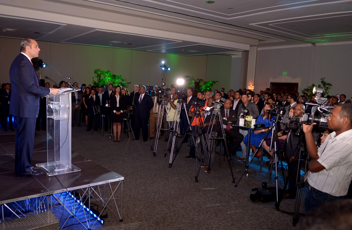 El administrador del Banco de Reservas se dirige a los presentes en el acto de lanzamiento del programa CREE.