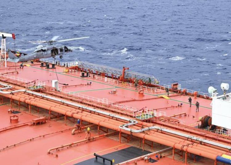 Fuerzas estadounidenses abordan el buque cisterna M/T Tifani durante una operación en aguas del Indopacífico.