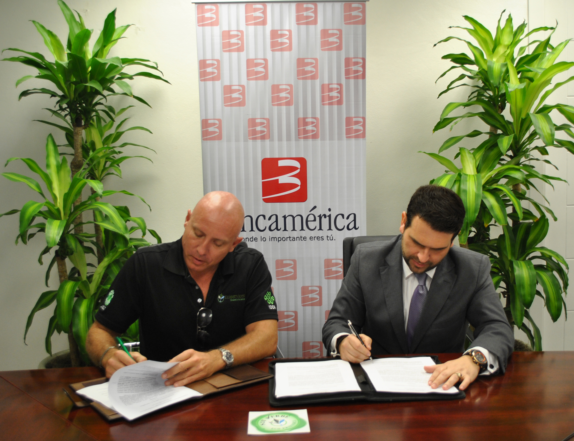 Acto de entrega de la certificación en Bancamerica. Firman el acuerdo Terry Wheat y Jaime Moisu./ elDinero