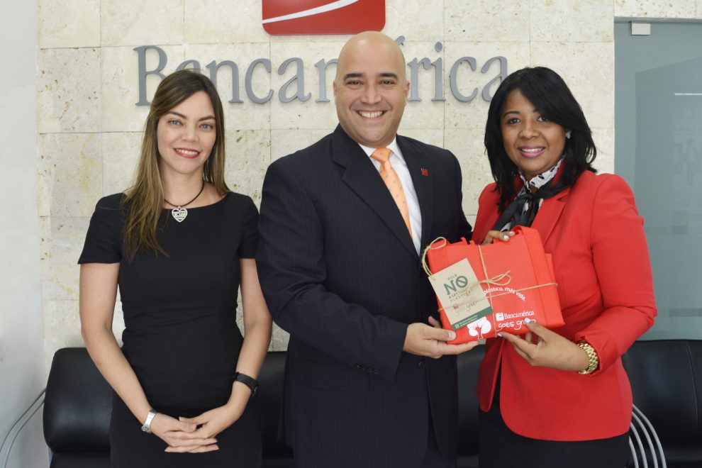 bancamérica evelyn calderón y giacomo giannetto entregan bolsas reultilizables a colaboradores y clientes.