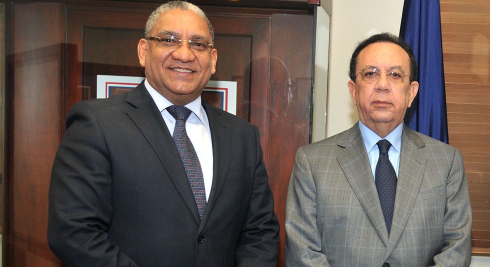 Ervin Novas Bello, gerente general del Banco Central, junto al gobernador Héctor Valdez Albizu.