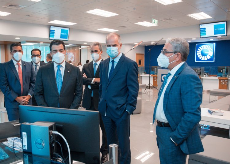 Christopher Paniagua, presidente ejecutivo del Banco Popular Dominicano; Alejandro Fernández W., superintendente de Bancos, y el ingeniero José Hernández Caamaño, vicepresidente del Área de Ingeniería del Banco Popular.