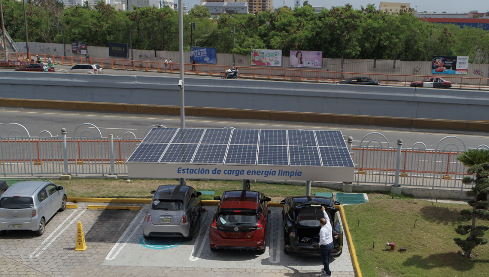 banco popular la primera estación de carga se instaló frente a la torre popular, sede del grupo popular. (1)