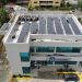 Paneles solares colocados en una oficina de una entidad financiera.