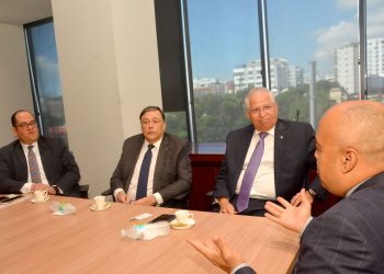 Visita de cortesía al director de elDinero, Jairon Severino, por parte de ejecutivos de Banco Vimenca.