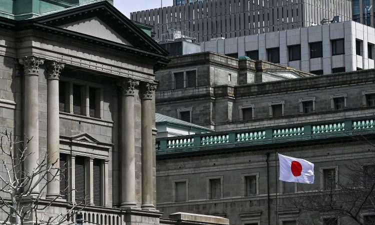 "Las tasas de interés reales son sustancialmente negativas", dijo Ueda.