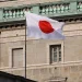 "Es probable que la economía de Japón siga creciendo a un ritmo superior a su tasa de crecimiento potencial", dijo el banco.