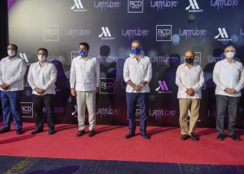 Samuel Pereyra, administrador general de Banreservas; Rodrigo Chapur,
propietario de LATITUD 18; David Collado, ministro de Turismo; Luis Abinader,
presidente de la República Dominicana; Roberto Chapur, presidente del Grupo
RCD; y Michel El-Hage, arquitecto del proyecto LATITUD18.