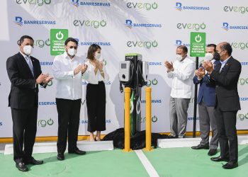 Ysidro García, Carlos Rodríguez, Helena Sáenz Espona, Samuel
Pereyra, José Manuel Almonte y Víctor Rojas, tras dejar inaugurada la nueva estación de carga en la Torre Banreservas de la Av. Winston Churchill.