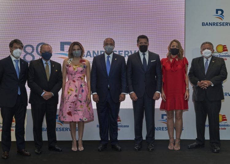 Rafael Blanco Tejera, presidente de ASONAHORES; Frank Rainieri, presidente Grupo Punta Cana; Noelia García de Pereyra, presidenta Voluntariado Banreservas; Samuel Pereyra, administrador general del Banco de Reservas; David Collado, ministro de turismo; Encarna Piñero, presidenta de InverHotel; y Juan Bolívar Díaz Santana, embajador de la República Dominicana ante el Reino de España.