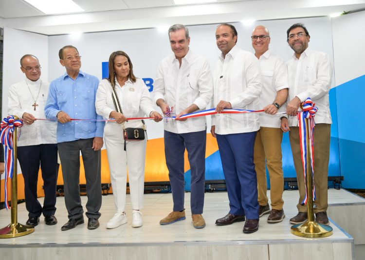 El presidente Luis Abinader corta la cinta inaugural de la nueva oficina de Banreservas en San Francisco de Macorís, acompañado por Samuel Pereyra, administrador general de la institución financiera; Monseñor Ramón Alfredo de la Cruz Baldera, obispo de la Diócesis de San Francisco de Macorís; Siquio Ng De la Rosa, alcalde municipal; Ana Siomara Cortez, gobernadora de la provincia Duarte; Igor Rodríguez, viceministro administrativo de la Presidencia, y Olmedo Caba, director del Indhri.