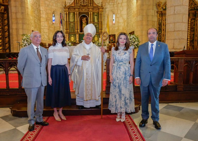 Michel Lulo, Rita Abinader, monseñor Benito Ángeles, Noelia García de Pereyra y Samuel Pereyra.
