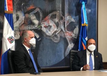 Alejandro Fernández W. y Samuel Pereyra anuncian el inicio de este nuevo producto financiero.
