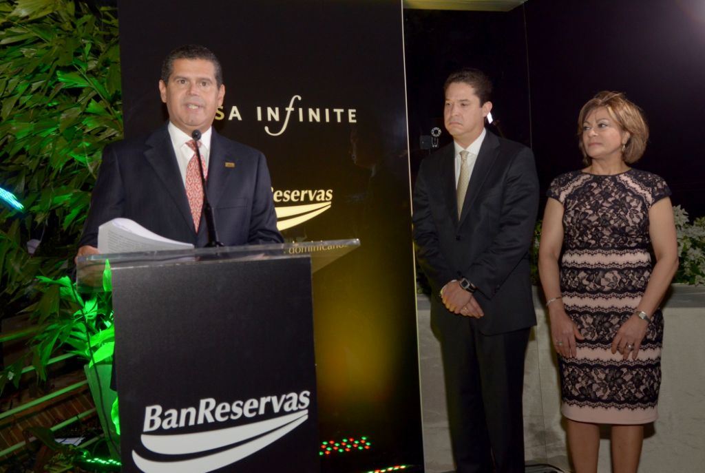 El subadministrador de Negocios BanReservas, William Read Ortiz, habla en el lanzamiento de la tarjeta Visa Infinite-Banreservas. Le acompañan los ejecutivos Luis Guerra y Antonia Subero.