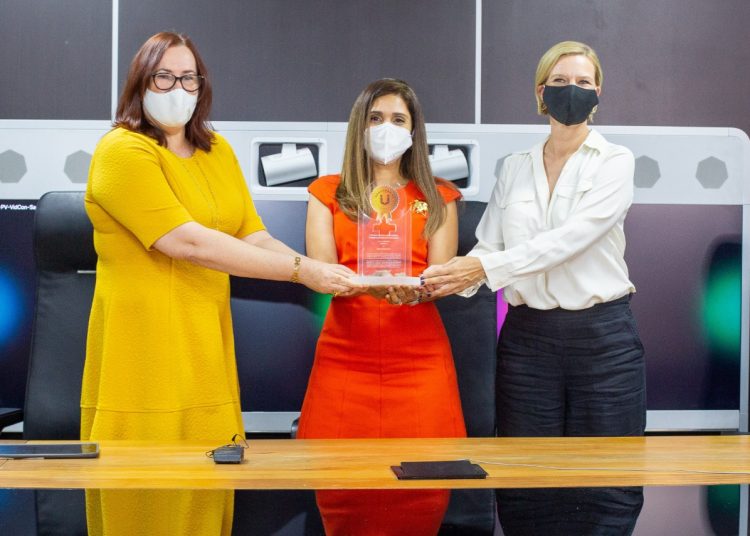 La presidente de Barrick Gold Pueblo Viejo, Juana Barceló, recibe la distinción de la mano de la ministra de la Mujer, Janet Camilo y la representante del PNUD en RD, Inka Mattila. | Fuente externa.