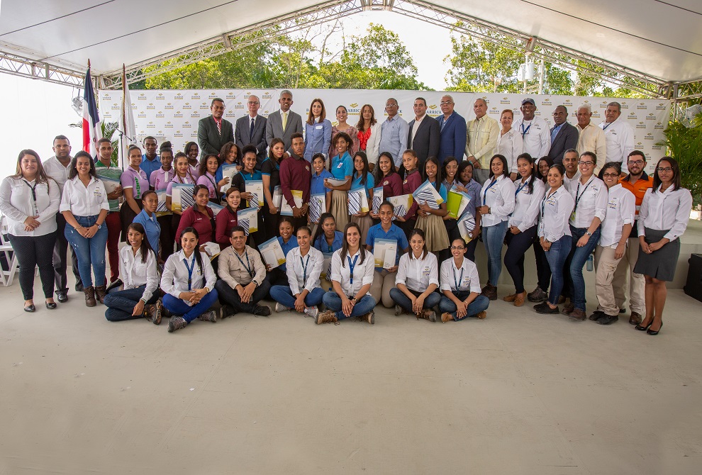 barrick entrega crédito becas a estudiantes de escasos recursos.
