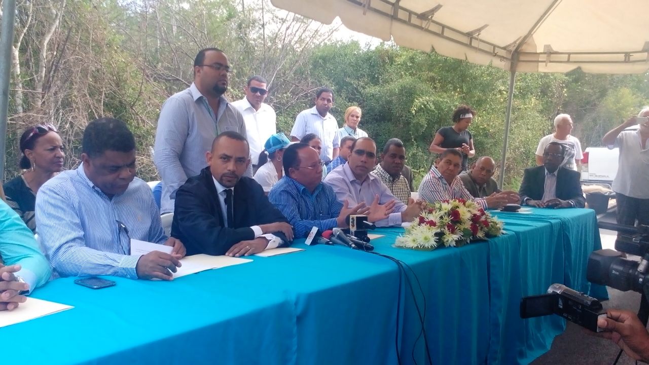 Representantes comunitarios de Bayaibe denunciaron un intento de impedir su acceso a la playa.