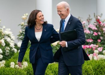 Su primera decisión como candidato en 2020 fue elegir a Harris como vicepresidenta, relató.