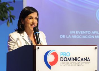 Biviana Riveiro Disla destacó la importancia de la inversión extranjera para el desarrollo económico nacional.