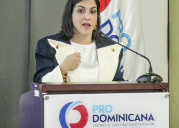 Biviana Riveiro destaca el crecimiento de la inversión extranjera y la confianza en la economía dominicana.