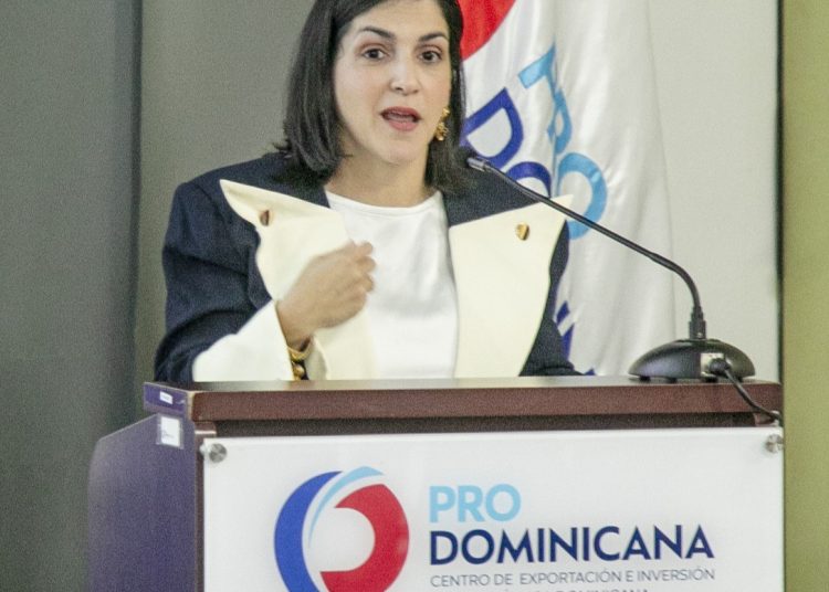 Biviana Riveiro destaca el crecimiento de la inversión extranjera y la confianza en la economía dominicana.