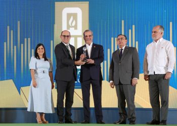 Biviana Riveiro, directora de ProDominicana; Edgar del Toro, Gerente General Banco Múltiple Lafise; el presidente Luis Abinader, Héctor Valdez Albizu, gobernador del Banco Central. | Fuente externa.