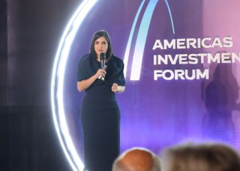 Biviana Riveiro explica que el país busca captar proyectos como semiconductores, aeroespacial, IA, centros de datos, biotecnología y manufactura avanzada.
