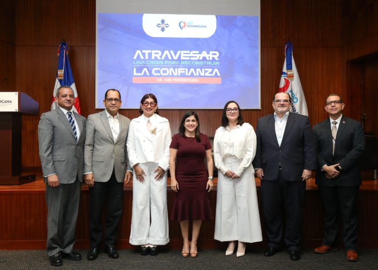Biviana Riveiro junto a los panelistas. | Fuente externa.