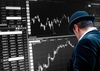 Las empresas que lideraron la mayor caída de la jornada fueron del sector de la defensa y la aviación: BAE Systems, cuyo valor bajó un 4.52%, y Rolls-Royce Holdings, que perdió un 3.94%.
