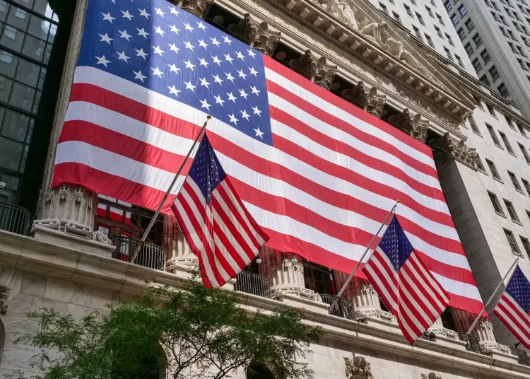 Entre las 30 mayores cotizadas del Dow, los retrocesos más destacables caían del lado de Intel (-1.91%), Amazon (-1.58%) y Honeywell International (-1.23%), y los avances más significativos eran los de Travelers Companies (1.67%) y Nike (0.85%).