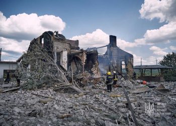 Bomberos mitigan el incendio de una casa incendiada durante la guerra en Ucrania. | Servicio de Prensa de la Administración Militar Regional de Donetsk, vía Reuters.