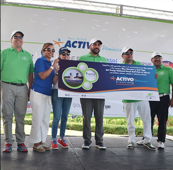boni elmúdesi y ramón hungría reciben el premio especial de un viaje al trump national doral golf club en miami.