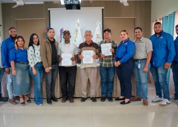 Los productores beneficiados recibieron certificados de bonificación para modernizar sus sistemas de riego.