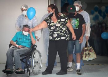 El paciente Iray Fernandes de 70 años, abandona el último hospital de campaña que estaba en funcionamiento en la ciudad de Sao Paulo, Brasil, para el tratamiento de covid-19. | Fernando Bizerra, EFE.