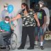 El paciente Iray Fernandes de 70 años, abandona el último hospital de campaña que estaba en funcionamiento en la ciudad de Sao Paulo, Brasil, para el tratamiento de covid-19. | Fernando Bizerra, EFE.
