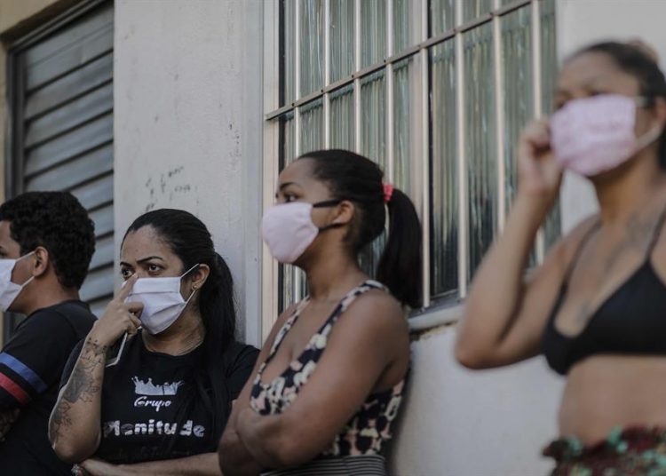 El subsidio fue aprobado por el Parlamento en marzo pasado por valor de 600 reales (unos US$120) y concedido a cerca de 70 millones de personas, incluidos trabajadores informales y a aquellos que ya no tenían o perdieron sus empleos por la pandemia. | Antonio Lacerda, EFE.