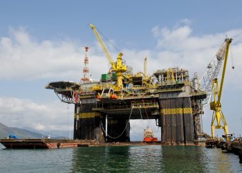 El petróleo europeo volvió hoy a sobrepasar los US$90, influido por factores como el último informe de inflación en Estados Unidos, que subió en tres décimas en marzo hasta situarse en 3.5%, lo que dificulta una posible bajada de tipos de interés.