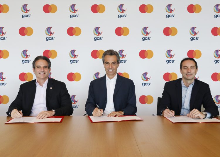 Brian Paniagua, CEO de GCS International; Carlo Enrico, presidente de Mastercard para Latinoamérica y el Caribe, y Marcelo Tangioni, presidente de División Caribe de Mastercard.