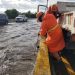 Brigadista de Obras Públicas tratando de destapar una alcantarilla tras las lluvias torrenciales que vienen afectando el país desde este viernes. | Fuente externa.