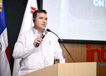 “Burton Catledge, director de Launch On Demand, presentó la iniciativa del puerto espacial en Intec, destacando su impacto en empleo, turismo y desarrollo científico.”