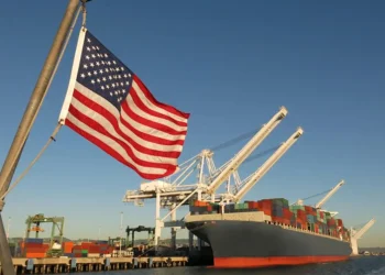 Camiones y contenedores en un puerto estadounidense reflejan la creciente presión sobre las cadenas de suministro en marzo.
