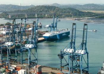 El Canal de Panamá experimenta un aumento de tránsito impulsado por el comercio de gas natural licuado y contenedores hacia EE.UU. y Asia.